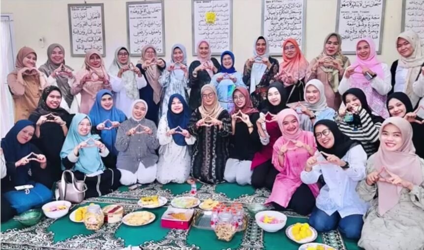 Sejumlah alumni dan kader IPPNU DKI Jakarta mengikuti Temu Alumni Lintas Generasi di Yayasan Mamba'ul 'Ula, Jakarta Timur, Selasa (16/6/2026). Forum tersebut menjadi ruang silaturahmi sekaligus perumusan program sosial dan pemberdayaan masyarakat. Foto: Dok. IPPNU DKI Jakarta.