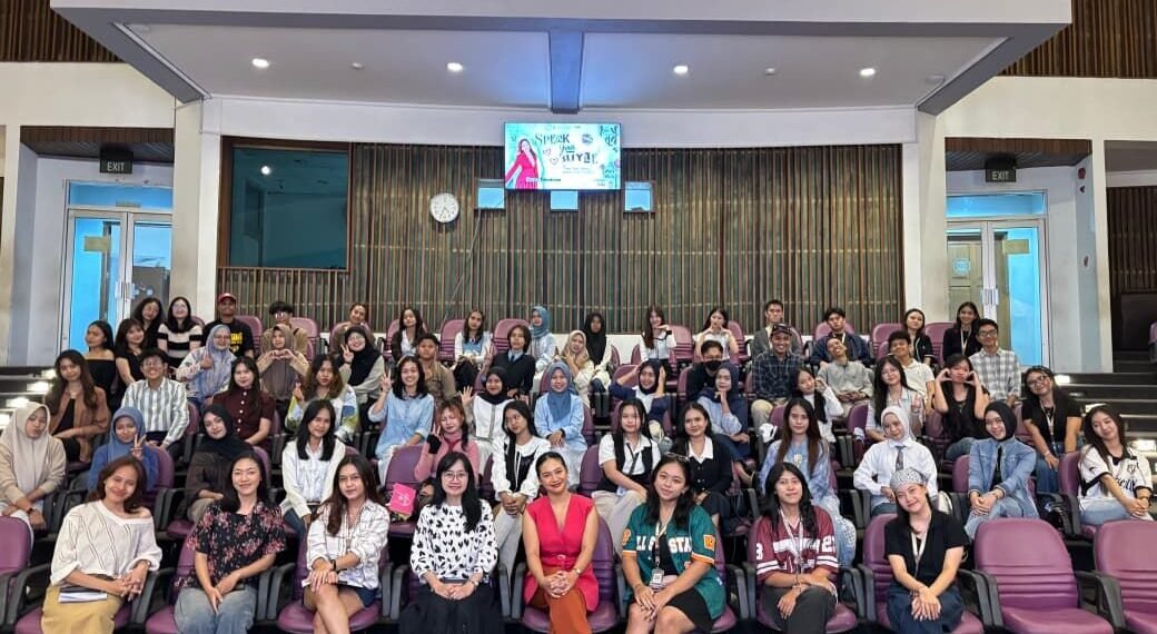 Sesi foto bersama sebagai rangkaian Seminar Public Speaking Speak Your Style.
