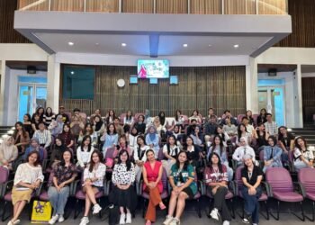 Sesi foto bersama sebagai rangkaian Seminar Public Speaking Speak Your Style.