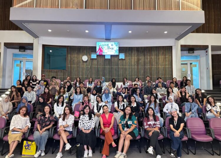 Sesi foto bersama sebagai rangkaian Seminar Public Speaking Speak Your Style.