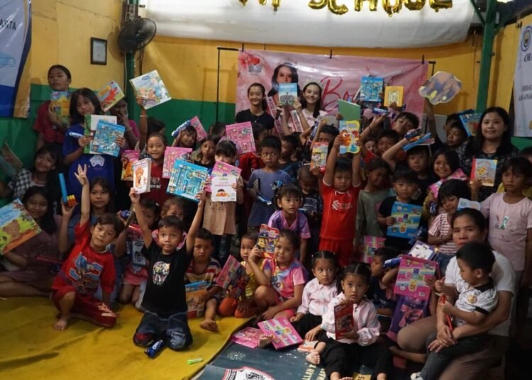 Books of Hope Project: Audellya Membawa Lebih dari 300 Buku Bacaan Bahasa Inggris dari San Diego ke Jakarta.