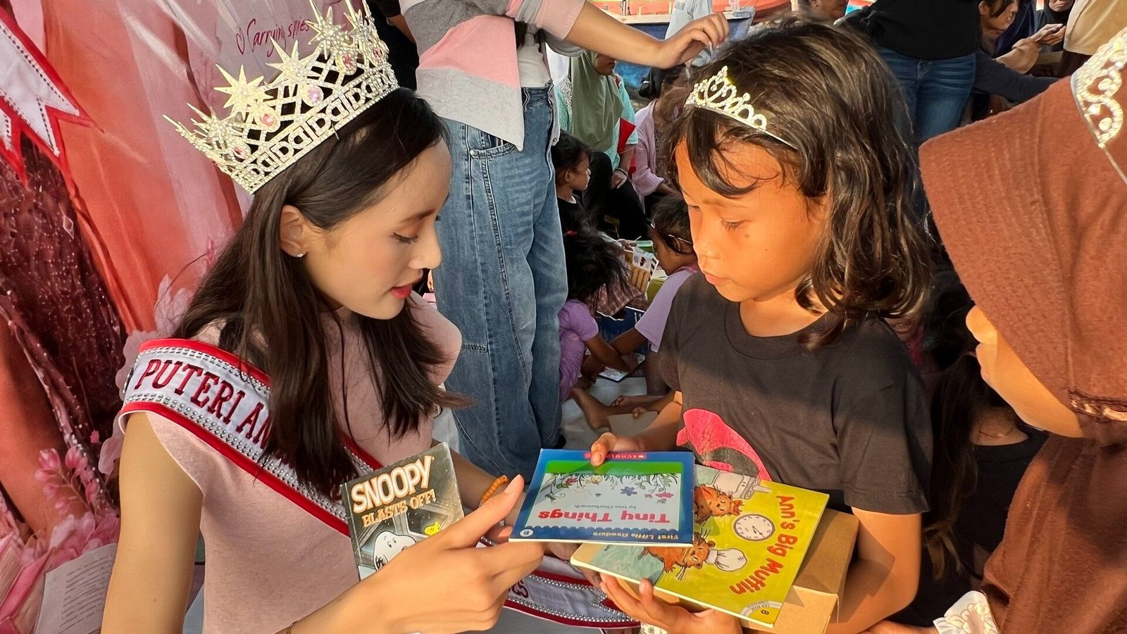 Audellya Ambara Harsono Bawa Ratusan Buku dari Amerika untuk Anak Pesisir di Hari Anak Nasional