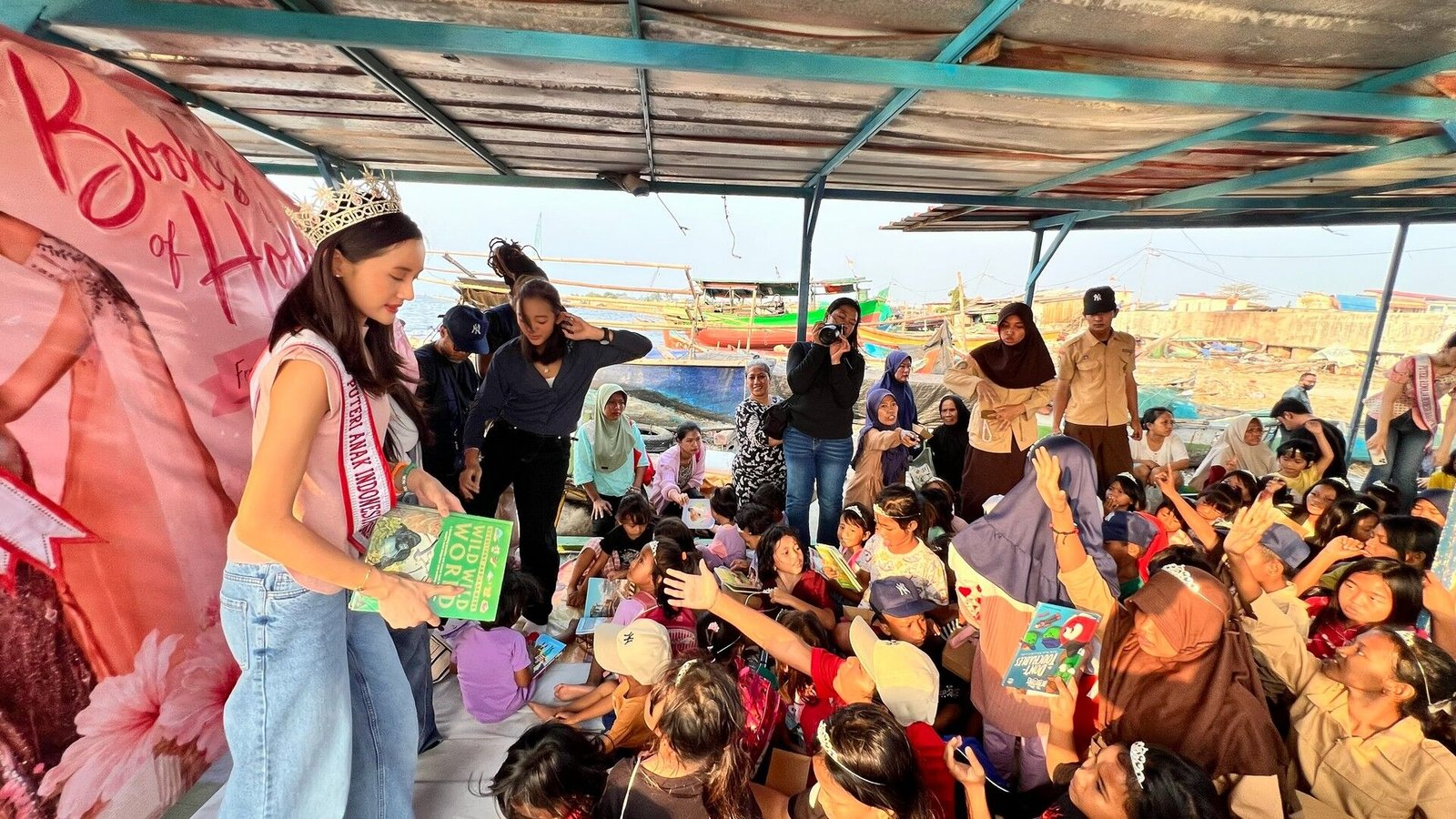 Audellya Ambara Harsono Bawa Ratusan Buku dari Amerika untuk Anak Pesisir di Hari Anak Nasional