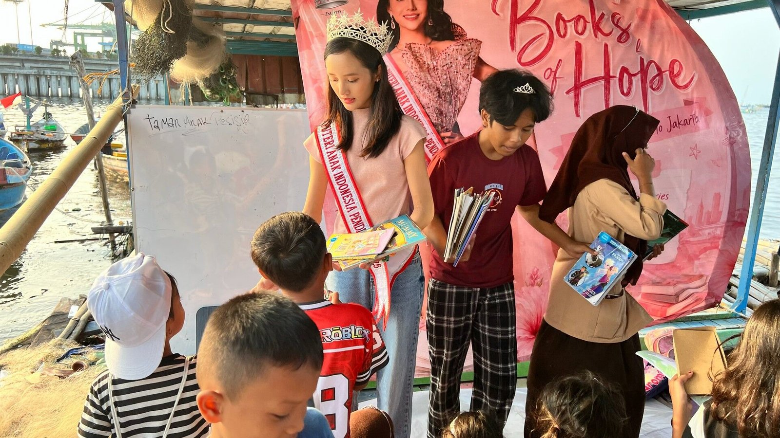 Audellya Ambara Harsono Bawa Ratusan Buku dari Amerika untuk Anak Pesisir di Hari Anak Nasional