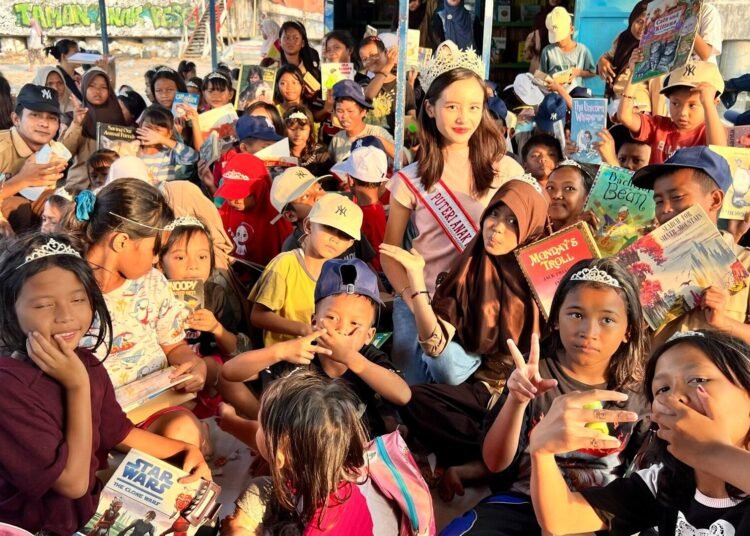 Audellya Ambara Harsono Bawa Ratusan Buku dari Amerika untuk Anak Pesisir di Hari Anak Nasional