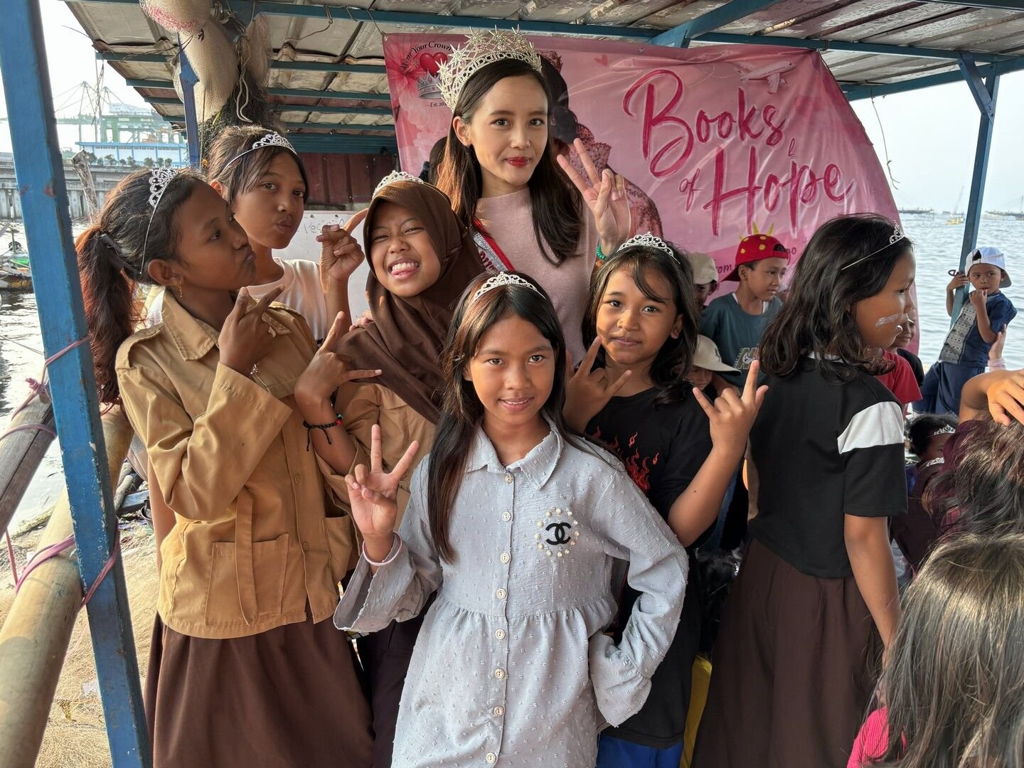 Audellya Ambara Harsono Bawa Ratusan Buku dari Amerika untuk Anak Pesisir di Hari Anak Nasional