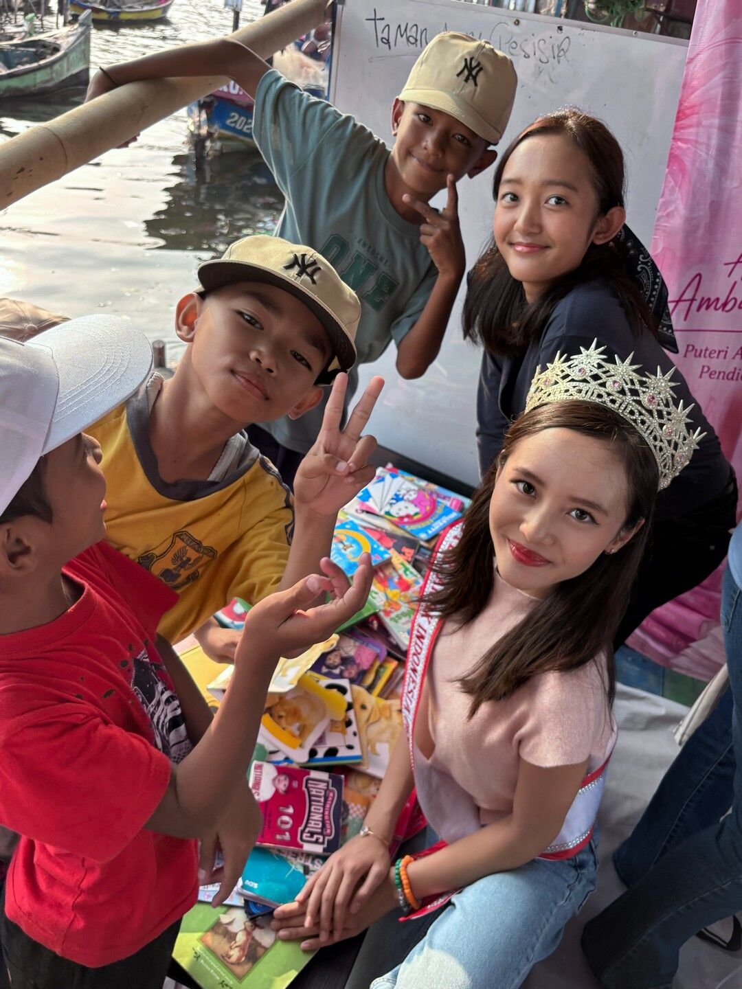 Audellya Ambara Harsono Bawa Ratusan Buku dari Amerika untuk Anak Pesisir di Hari Anak Nasional