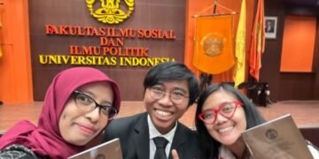 Dr. Moh. Faiz Maulana, M.Si (tengah) bersama anggota Komunitas Puan Menulis, komunitas yang menjadi lokasi penelitian disertasinya tentang praktik menulis perempuan sebagai bentuk produksi pengetahuan feminis. (Dok. Pribadi)