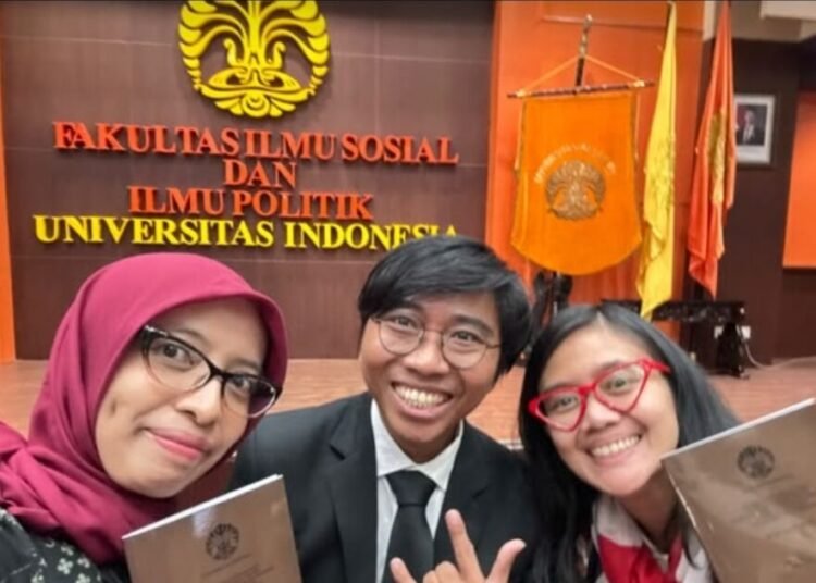 Dr. Moh. Faiz Maulana, M.Si (tengah) bersama anggota Komunitas Puan Menulis, komunitas yang menjadi lokasi penelitian disertasinya tentang praktik menulis perempuan sebagai bentuk produksi pengetahuan feminis. (Dok. Pribadi)