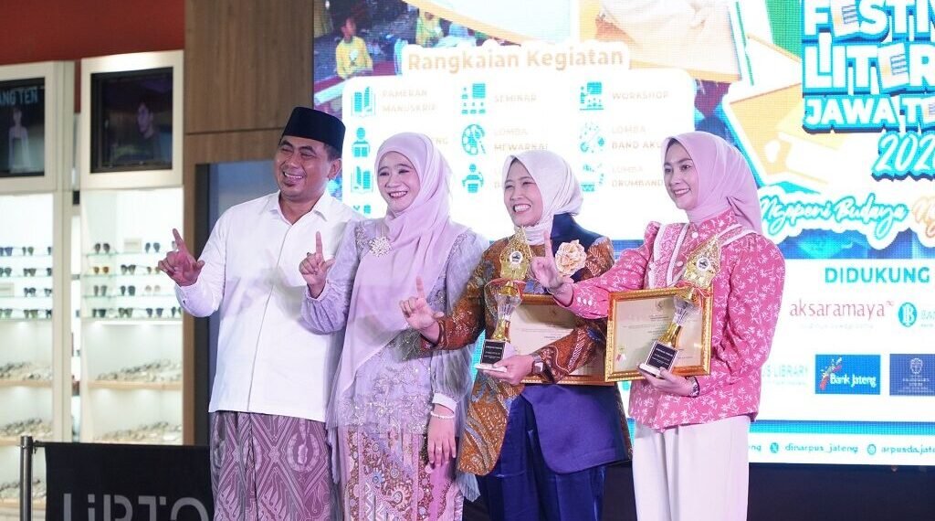 Bunda Literasi Kabupaten Batang Faelasufa Faiz (kedua kanan), meraih penghargaan Gerakan Budaya Gemar Membaca Tingkat Provinsi Jawa Tengah Tahun 2026 Kategori Bunda Literasi dalam Festival Literasi Jawa Tengah di Uptown Mall BSB Kota Semarang.