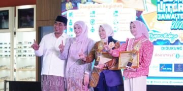 Bunda Literasi Kabupaten Batang Faelasufa Faiz (kedua kanan), meraih penghargaan Gerakan Budaya Gemar Membaca Tingkat Provinsi Jawa Tengah Tahun 2026 Kategori Bunda Literasi dalam Festival Literasi Jawa Tengah di Uptown Mall BSB Kota Semarang.