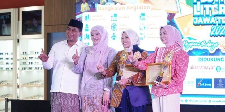 Bunda Literasi Kabupaten Batang Faelasufa Faiz (kedua kanan), meraih penghargaan Gerakan Budaya Gemar Membaca Tingkat Provinsi Jawa Tengah Tahun 2026 Kategori Bunda Literasi dalam Festival Literasi Jawa Tengah di Uptown Mall BSB Kota Semarang.