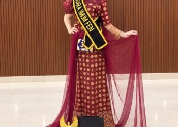 Nama Dzaakira salsabilah asal Jambi kab Sarolangun kembali mengharumkan nama daerah. Dara muda berbakat ini berhasil meraih gelar *Juara Umum* dalam ajang bergengsi *Pemilihan Putri Etnik Indonesia 2026* yang digelar tgl 06 September 2026 di pusat perfilm usmar Ismail jakarta Dengan penuh pesona, anggun, dan wawasan luas tentang budaya Nusantara, Dzaakira berhasil memikat hati para juri. Penampilannya di babak malam puncak, mulai dari busana etnik, bakat, mengantarkannya pada posisi teratas. "Alhamdulillah, ini semua berkat doa orang tua, dukungan keluarga,manajemen dan pemerintah daerah . Aku ingin jadi duta yang benar-benar melestarikan budaya Indonesia, khususnya budaya etnik," ujar Dzaakira usai pengumuman pemenang. Ajang Putri Etnik Indonesia 2026 sendiri merupakan wadah untuk mencari generasi muda yang tidak hanya cantik secara fisik, tapi juga cerdas, berkarakter, dan bangga dengan warisan budaya bangsa. Para finalis dari berbagai daerah di Indonesia bersaing menampilkan keunikan budaya daerah masing-masing. Kemenangan Dzaakira sebagai Juara Umum ini menjadi bukti bahwa semangat melestarikan budaya dan kerja keras akan selalu membuahkan hasil. Semoga ke depan Dzaakira bisa membawa misi budaya Indonesia ke kancah yang lebih luas lagi