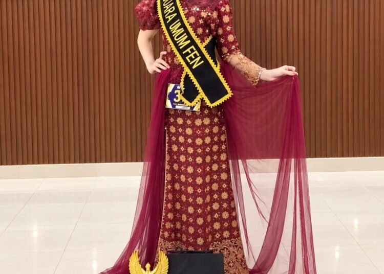 Nama Dzaakira salsabilah asal Jambi kab Sarolangun kembali mengharumkan nama daerah. Dara muda berbakat ini berhasil meraih gelar *Juara Umum* dalam ajang bergengsi *Pemilihan Putri Etnik Indonesia 2026* yang digelar tgl 06 September 2026 di pusat perfilm usmar Ismail jakarta Dengan penuh pesona, anggun, dan wawasan luas tentang budaya Nusantara, Dzaakira berhasil memikat hati para juri. Penampilannya di babak malam puncak, mulai dari busana etnik, bakat, mengantarkannya pada posisi teratas. "Alhamdulillah, ini semua berkat doa orang tua, dukungan keluarga,manajemen dan pemerintah daerah . Aku ingin jadi duta yang benar-benar melestarikan budaya Indonesia, khususnya budaya etnik," ujar Dzaakira usai pengumuman pemenang. Ajang Putri Etnik Indonesia 2026 sendiri merupakan wadah untuk mencari generasi muda yang tidak hanya cantik secara fisik, tapi juga cerdas, berkarakter, dan bangga dengan warisan budaya bangsa. Para finalis dari berbagai daerah di Indonesia bersaing menampilkan keunikan budaya daerah masing-masing. Kemenangan Dzaakira sebagai Juara Umum ini menjadi bukti bahwa semangat melestarikan budaya dan kerja keras akan selalu membuahkan hasil. Semoga ke depan Dzaakira bisa membawa misi budaya Indonesia ke kancah yang lebih luas lagi