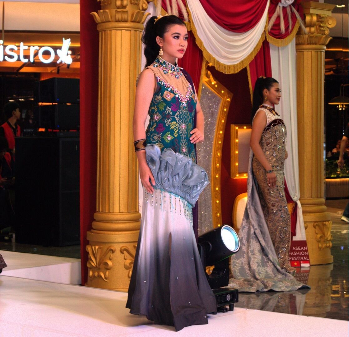 Quinn membawakan baju karya Designer Catherine Liu