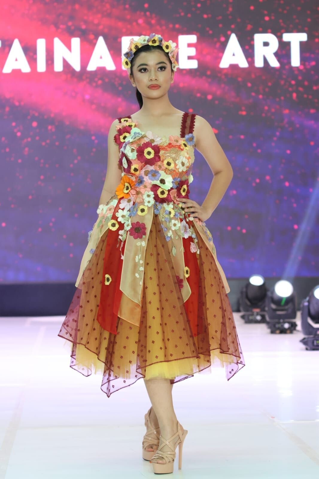 Quinn membawakan baju Karya Designer IKJ