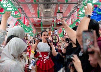 Yura Yunita Bernyanyi di dalam KRL