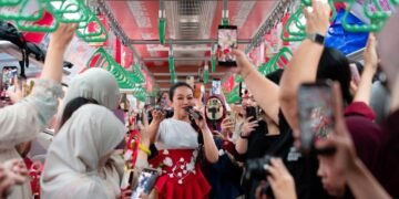 Yura Yunita Bernyanyi di dalam KRL